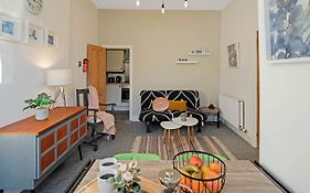 Cozy With Character Logie Green Central Main Door Flat